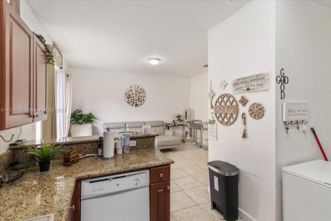 Townhouse in Miami, Florida 4 bedrooms, 163.32 sq.m. № 1712905 - photo 8