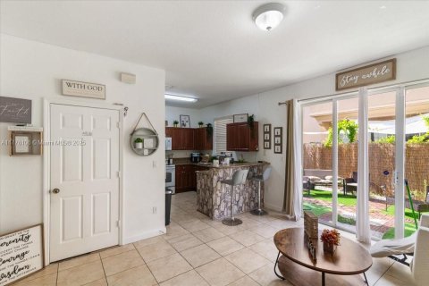 Townhouse in Miami, Florida 4 bedrooms, 163.32 sq.m. № 1712905 - photo 10