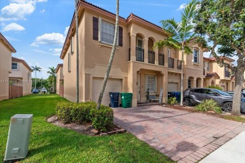 Townhouse in Miami, Florida 4 bedrooms, 163.32 sq.m. № 1712905 - photo 2
