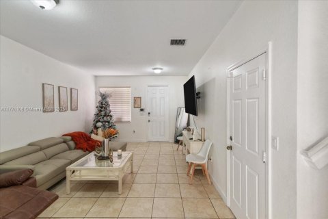 Townhouse in Miami, Florida 4 bedrooms, 163.32 sq.m. № 1712905 - photo 12