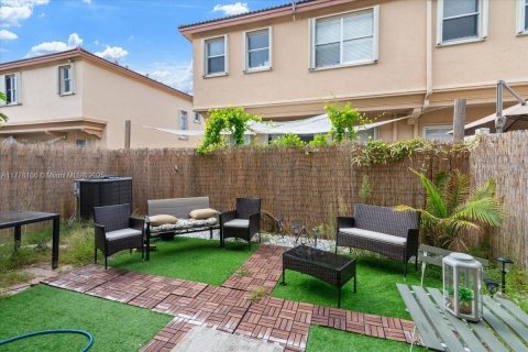 Townhouse in Miami, Florida 4 bedrooms, 163.32 sq.m. № 1712905 - photo 1