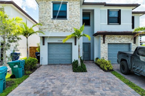 Townhouse in Homestead, Florida 4 bedrooms, 173.91 sq.m. № 1823737 - photo 1