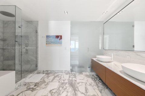 Condo in Bal Harbour, Florida, 1 bedroom  № 1809379 - photo 12