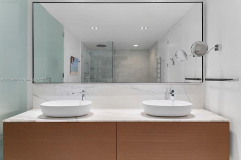 Condo in Bal Harbour, Florida, 1 bedroom  № 1809379 - photo 14