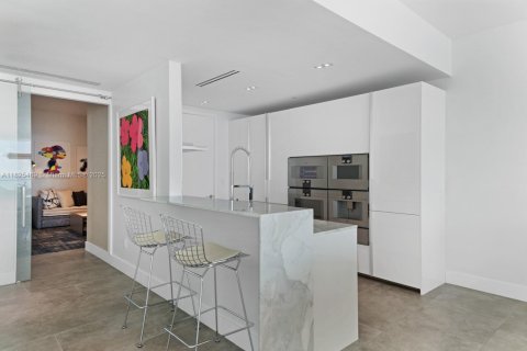 Condo in Bal Harbour, Florida, 1 bedroom  № 1809379 - photo 7