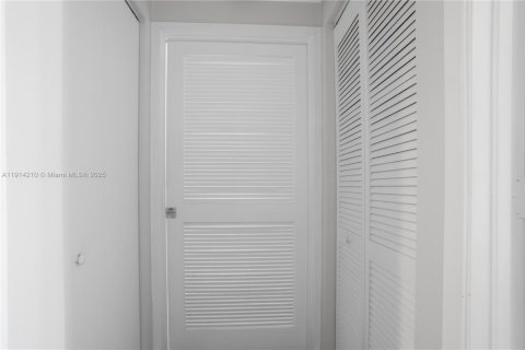 Condo in Miami, Florida, 1 bedroom  № 1971509 - photo 21