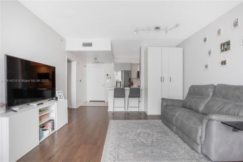 Condo in Miami, Florida, 1 bedroom  № 1971509 - photo 2