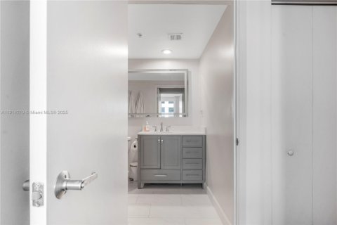 Condo in Miami, Florida, 1 bedroom  № 1971509 - photo 20