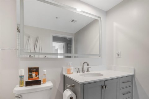 Condo in Miami, Florida, 1 bedroom  № 1971509 - photo 17