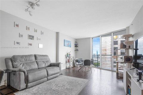 Condo in Miami, Florida, 1 bedroom  № 1971509 - photo 3