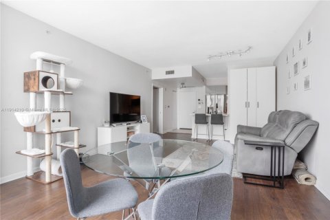 Condo in Miami, Florida, 1 bedroom  № 1971509 - photo 1
