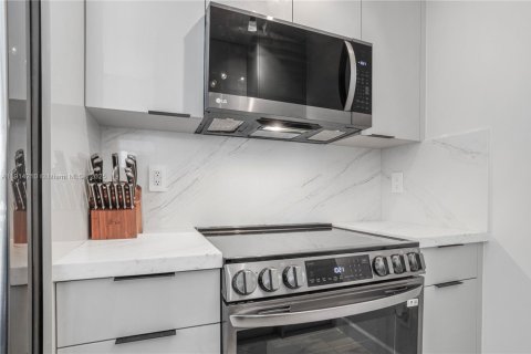 Condo in Miami, Florida, 1 bedroom  № 1971509 - photo 8