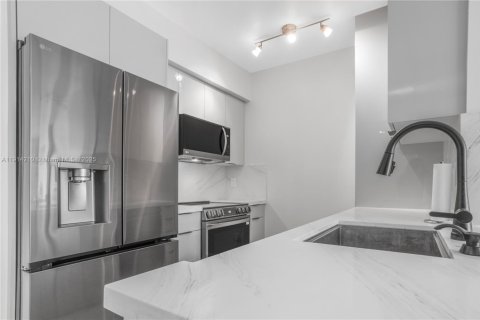 Condo in Miami, Florida, 1 bedroom  № 1971509 - photo 9