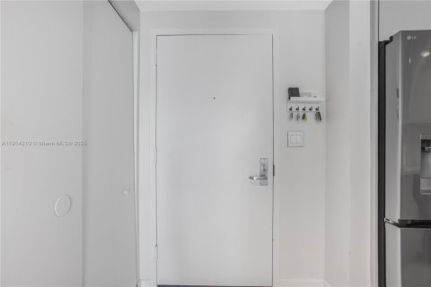 Condo in Miami, Florida, 1 bedroom  № 1971509 - photo 10