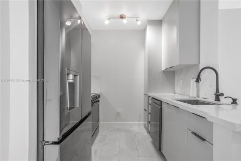 Condo in Miami, Florida, 1 bedroom  № 1971509 - photo 7