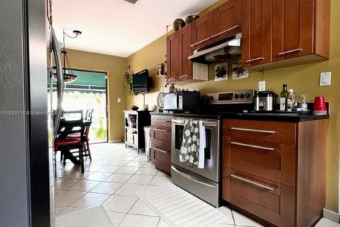 House in Miami, Florida 3 bedrooms, 193.24 sq.m. № 1887577 - photo 9