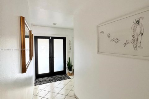 House in Miami, Florida 3 bedrooms, 193.24 sq.m. № 1887577 - photo 30