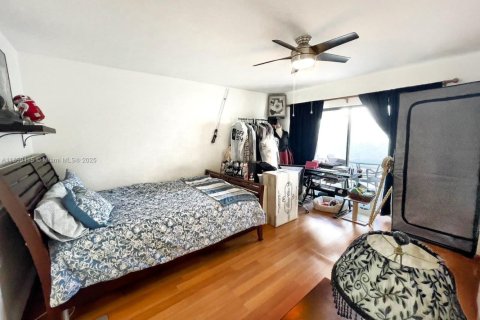 House in Miami, Florida 3 bedrooms, 193.24 sq.m. № 1887577 - photo 20