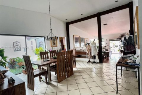 House in Miami, Florida 3 bedrooms, 193.24 sq.m. № 1887577 - photo 11