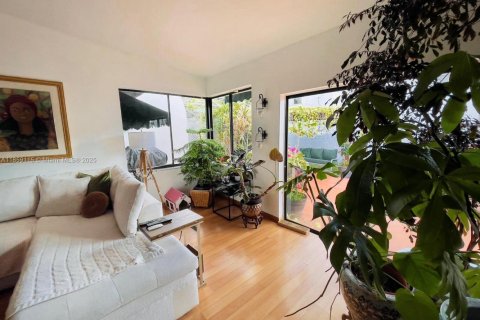 House in Miami, Florida 3 bedrooms, 193.24 sq.m. № 1887577 - photo 21