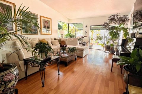 House in Miami, Florida 3 bedrooms, 193.24 sq.m. № 1887577 - photo 12
