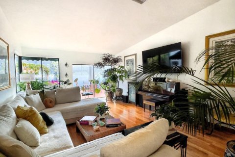 House in Miami, Florida 3 bedrooms, 193.24 sq.m. № 1887577 - photo 2