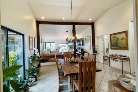 House in Miami, Florida 3 bedrooms, 193.24 sq.m. № 1887577 - photo 8
