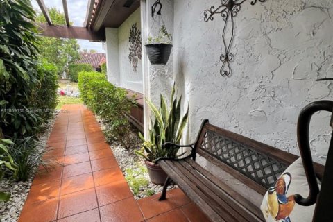 House in Miami, Florida 3 bedrooms, 193.24 sq.m. № 1887577 - photo 24