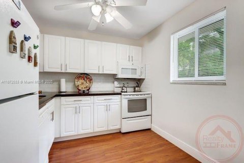 Condo in Miami, Florida, 1 bedroom  № 1920204 - photo 2