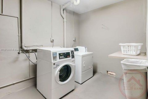 Condo in Miami, Florida, 1 bedroom  № 1920204 - photo 11