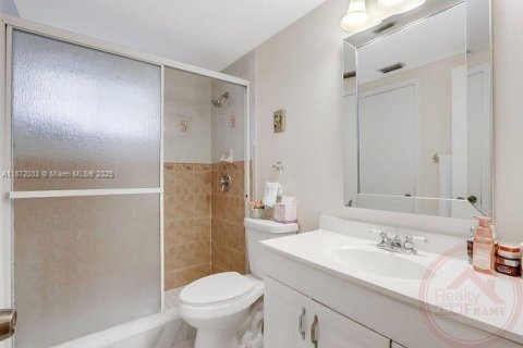 Condo in Miami, Florida, 1 bedroom  № 1920204 - photo 7