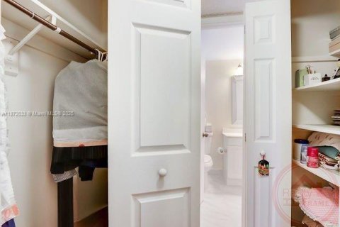 Condo in Miami, Florida, 1 bedroom  № 1920204 - photo 8