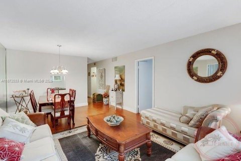 Condo in Miami, Florida, 1 bedroom  № 1920204 - photo 3