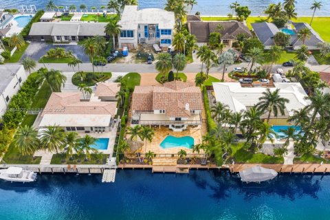 Casa en venta en Hallandale Beach, Florida, 5 dormitorios, 345.41 m2 № 2088722 - foto 4