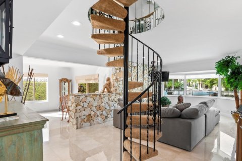 Casa en venta en Hallandale Beach, Florida, 5 dormitorios, 345.41 m2 № 2088722 - foto 15