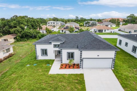 Villa ou maison à vendre à Lehigh Acres, Floride: 4 chambres, 202.53 m2 № 1957810 - photo 1