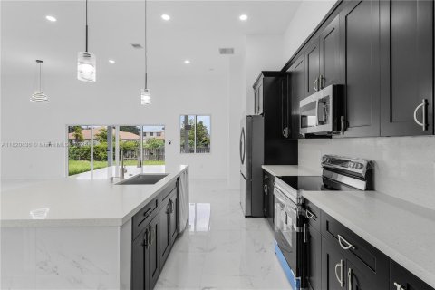 Villa ou maison à vendre à Lehigh Acres, Floride: 4 chambres, 202.53 m2 № 1957810 - photo 11