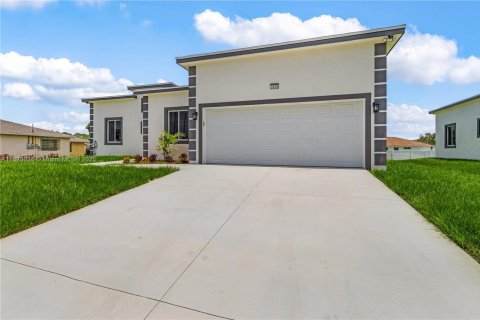 Villa ou maison à vendre à Lehigh Acres, Floride: 4 chambres, 202.53 m2 № 1957810 - photo 20