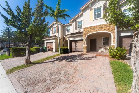 Townhouse in Cutler Bay, Florida 3 bedrooms, 162.3 sq.m. № 1710749 - photo 2