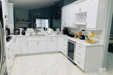 House in Apopka, Florida 3 bedrooms, 143.44 sq.m. № 2216411 - photo 4