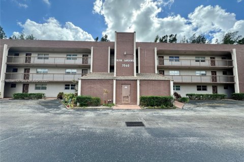 Condo in Davie, Florida, 2 bedrooms № 1990419 - photo 1