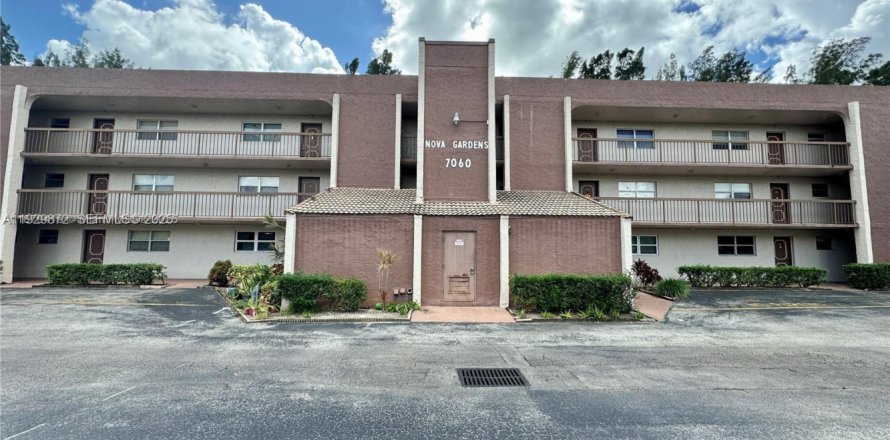 Condo in Davie, Florida, 2 bedrooms № 1990419