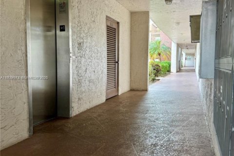 Condo in Davie, Florida, 2 bedrooms № 1990419 - photo 15