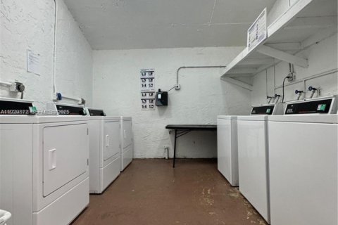 Condo in Davie, Florida, 2 bedrooms № 1990419 - photo 16