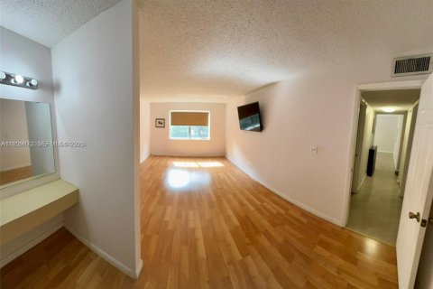 Condo in Davie, Florida, 2 bedrooms № 1990419 - photo 9