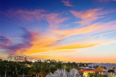 Casa en venta en Miami, Florida, 5 dormitorios, 397.62 m2 № 1999669 - foto 10