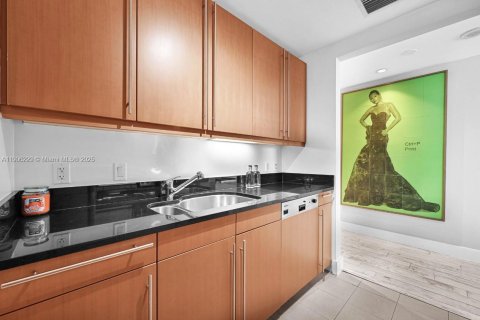 Condominio en alquiler en Miami, Florida, 2 dormitorios, 180.79 m2 № 2012534 - foto 27