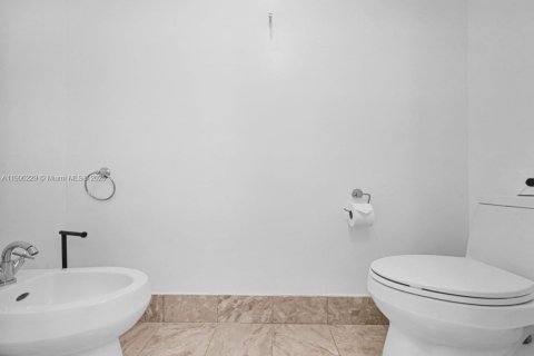 Condominio en alquiler en Miami, Florida, 2 dormitorios, 180.79 m2 № 2012534 - foto 17