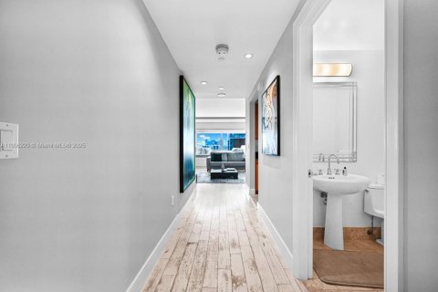 Condominio en alquiler en Miami, Florida, 2 dormitorios, 180.79 m2 № 2012534 - foto 21