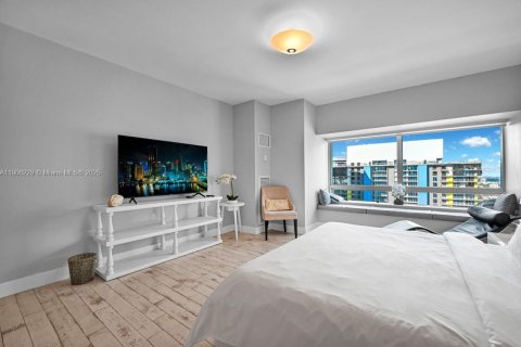 Condominio en alquiler en Miami, Florida, 2 dormitorios, 180.79 m2 № 2012534 - foto 10